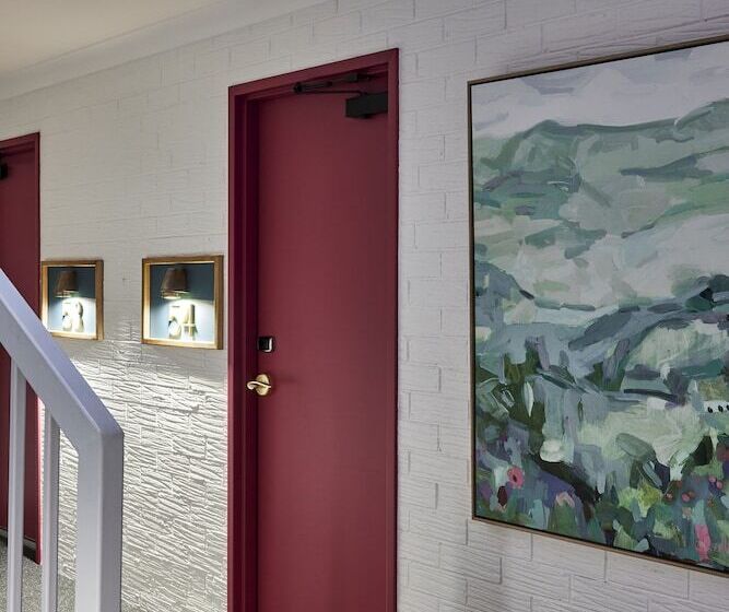 اتاق لوکس, Central Caleula Motor Lodge