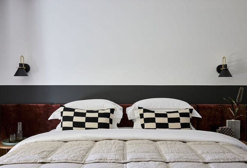 اتاق لوکس, Central Caleula Motor Lodge