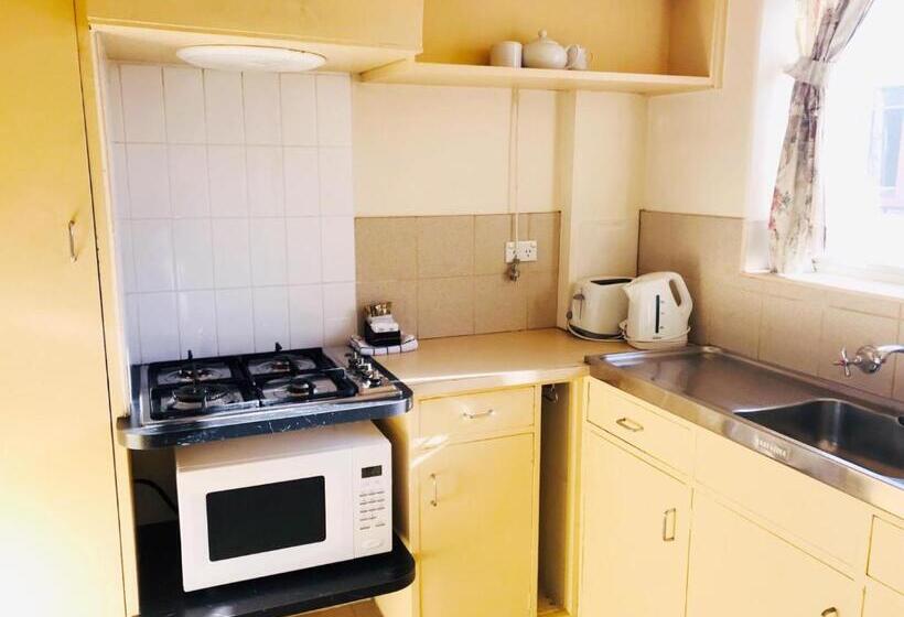 标准三人间, City Waters