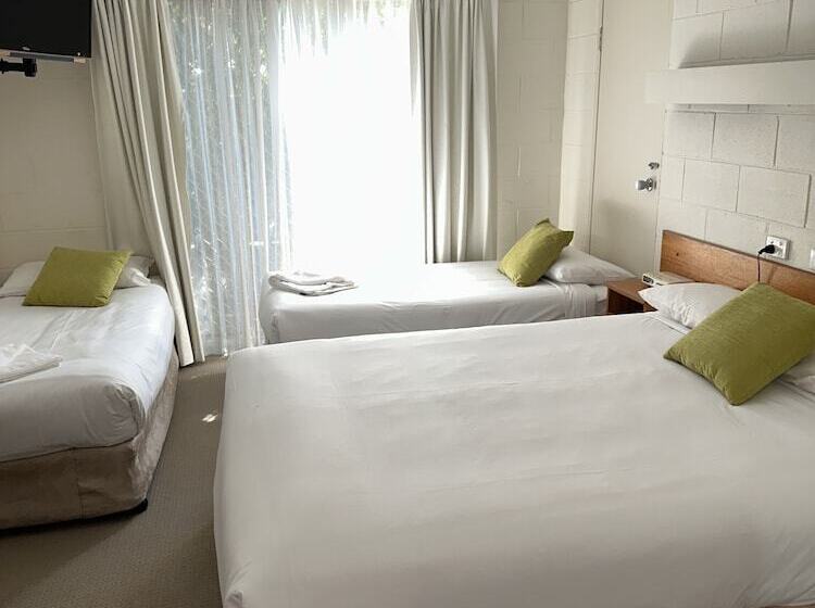 חדר סטנדרט עם מיטת קווין, Corlette Palms Motor Inn