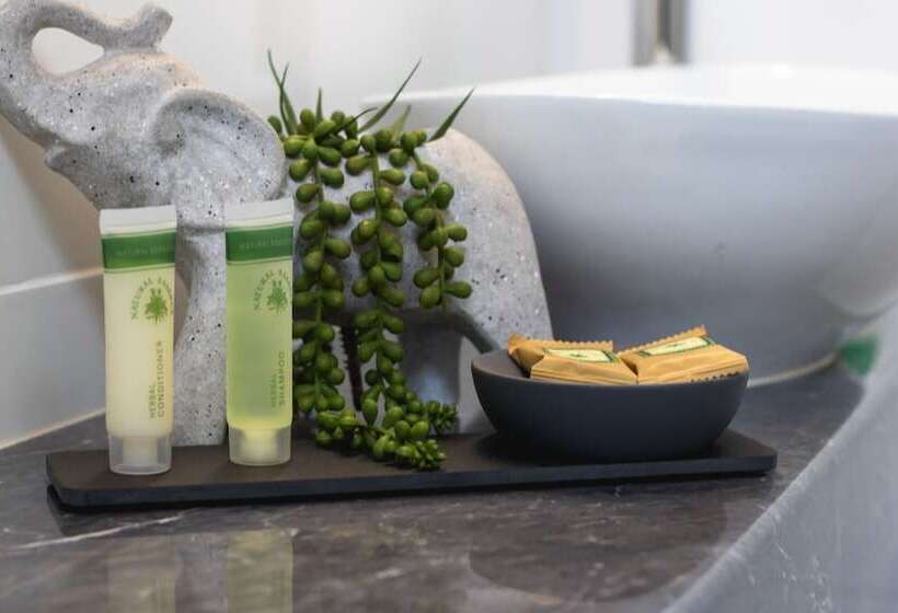 اتاق خانوادگی, Golden West Motor Inn