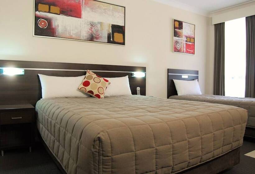 اتاق خانوادگی, Golden West Motor Inn