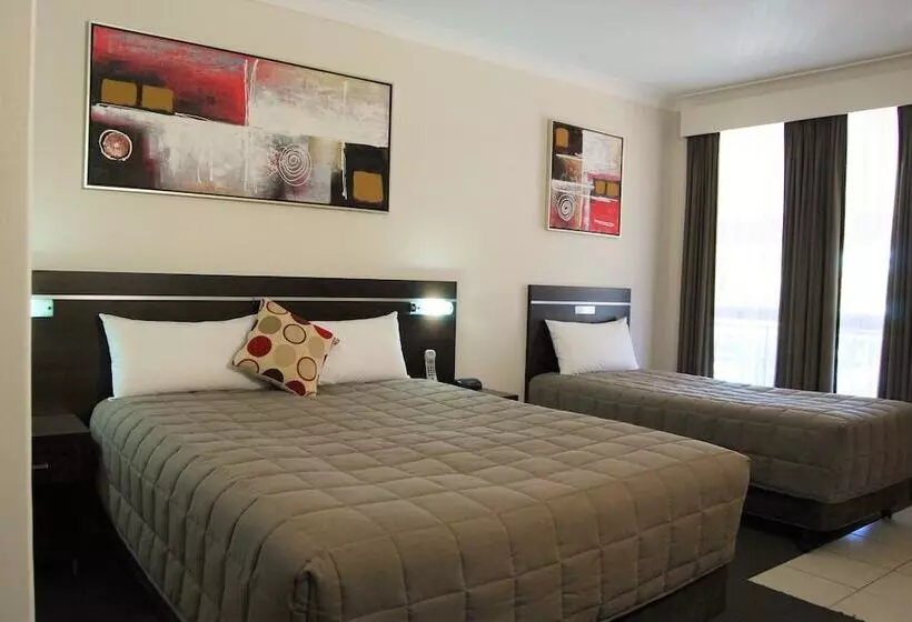 اتاق خانوادگی, Golden West Motor Inn