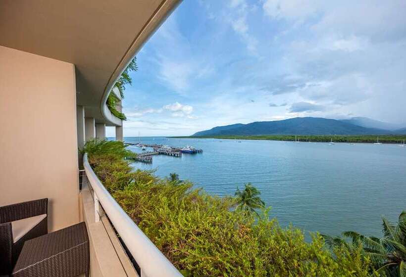 חדר אקזקיוטיב, Hilton Cairns