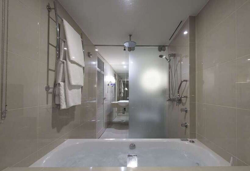 חדר אקזקיוטיב, Hilton Cairns