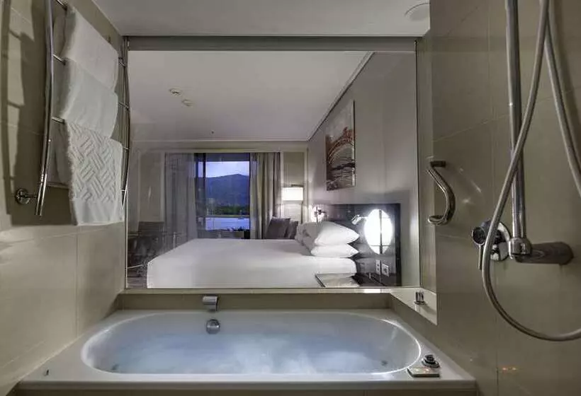 اتاق استاندارد با تخت بزرگ, Hilton Cairns