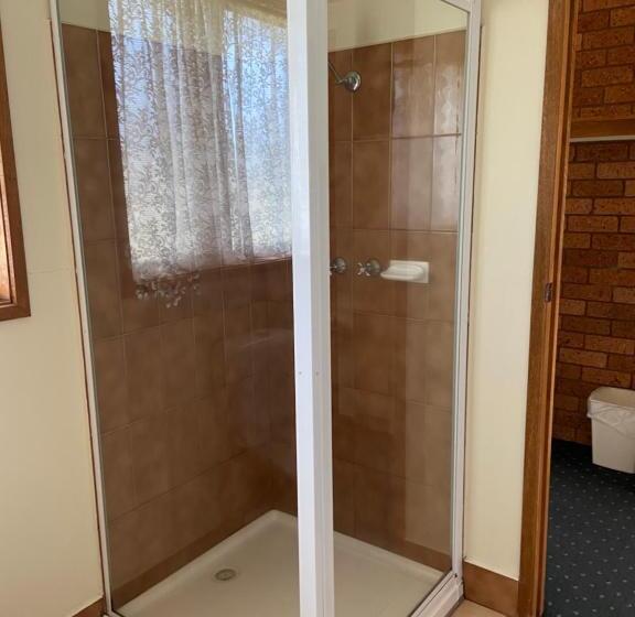 חדר משפחתי, Newell Motor Inn Narrandera