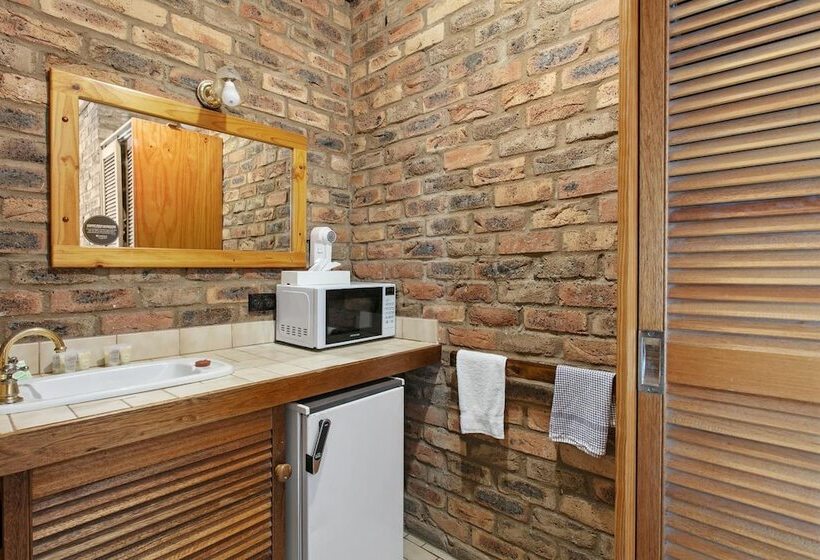 غرفة عائلية, The Settlement Historic