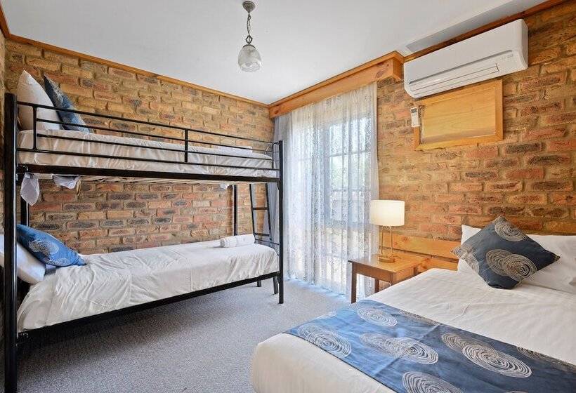 غرفة عائلية, The Settlement Historic