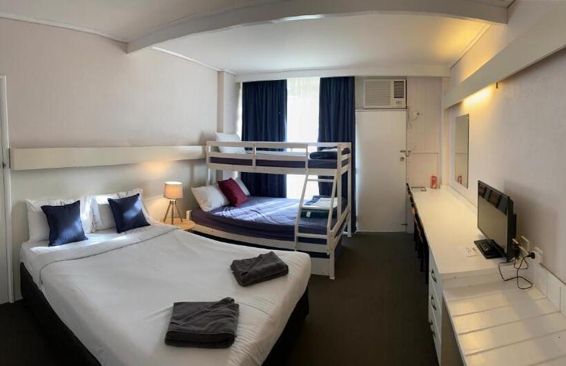 חדר משפחתי, Kingston Lobster Motel