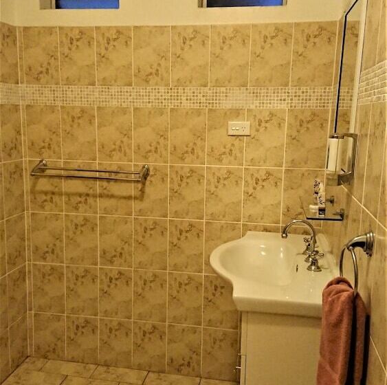 اتاق لوکس خانوادگی, New Olympic Motel