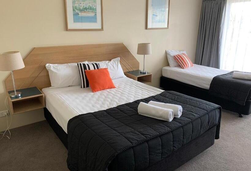 غرفة قياسية ثلاثية, Outrigger Burleigh