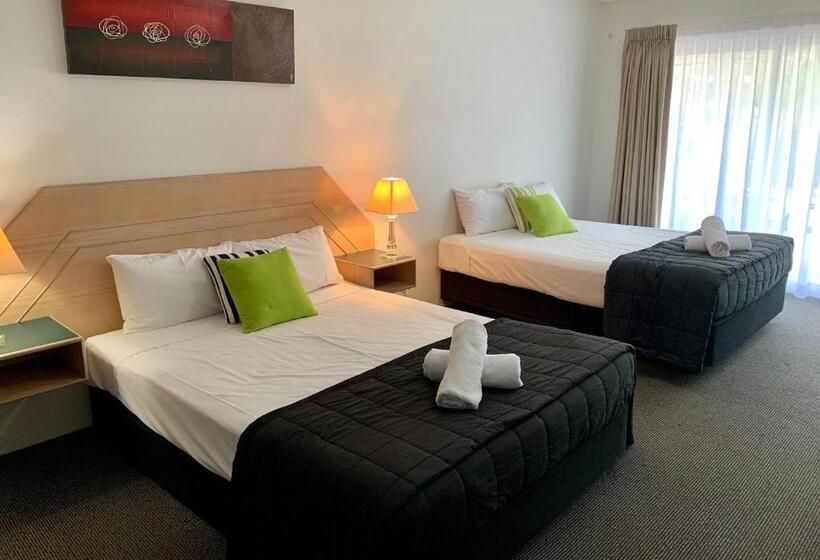 غرفة قياسية ثلاثية, Outrigger Burleigh