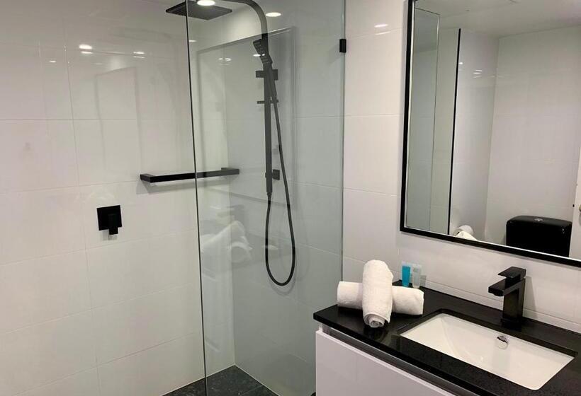 جناح سوبيريور, Outrigger Burleigh