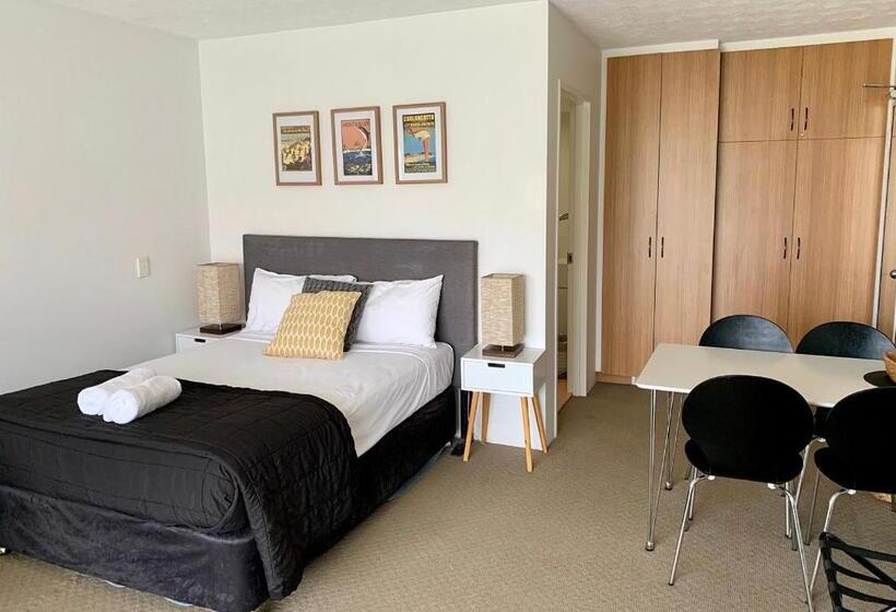 جناح سوبيريور, Outrigger Burleigh