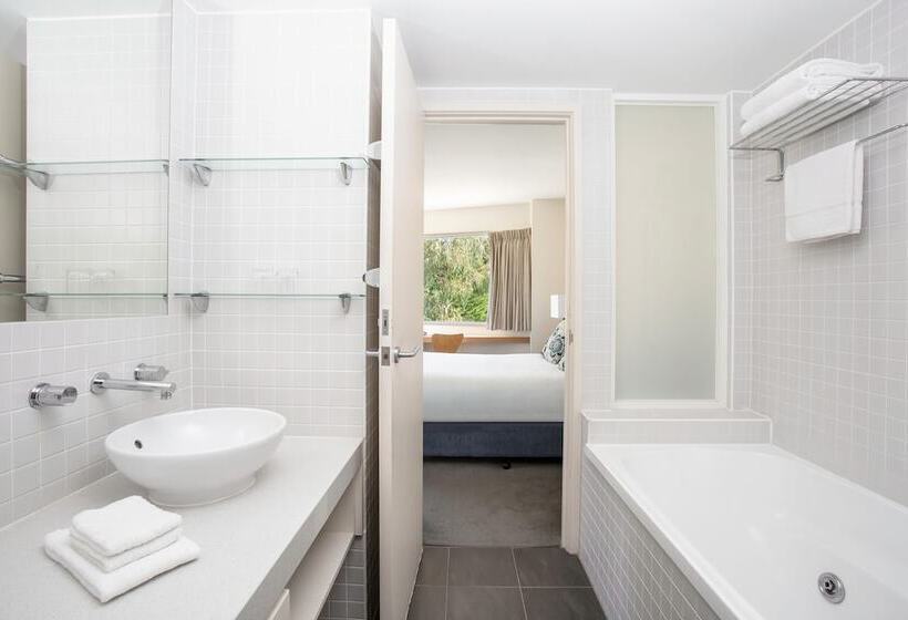 شقة غرفة واحدة, Mantra Lorne