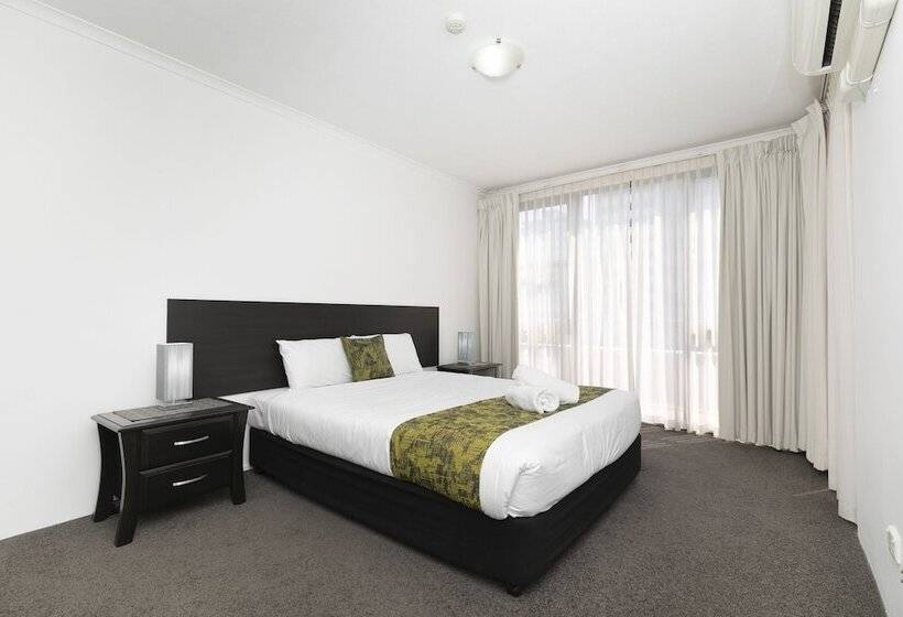 شقة غرفة واحدة, The Astor Apartments