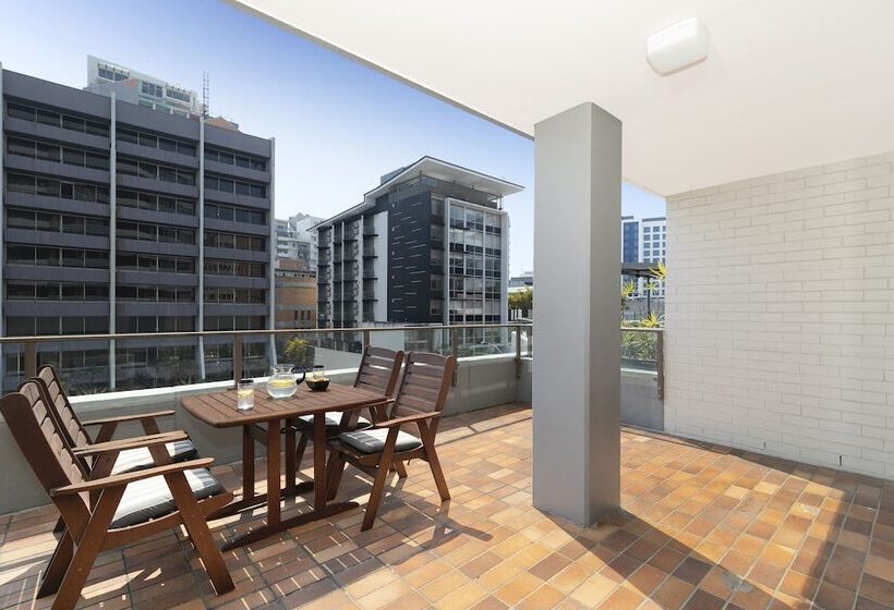 شقة غرفة واحدة, The Astor Apartments