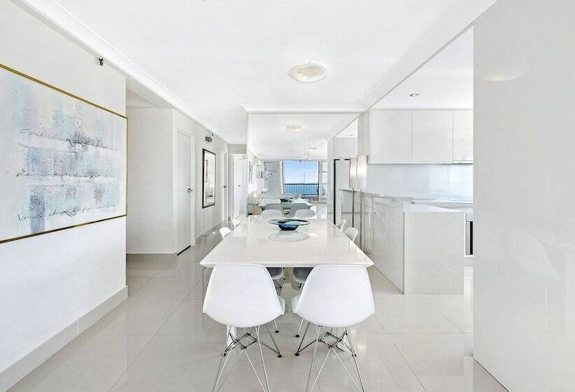 Superior 2-bedroom flat with sea view, Ultiqa Beach Haven On Broadbeach