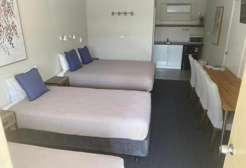 חדר משפחתי, Woongarra Motel