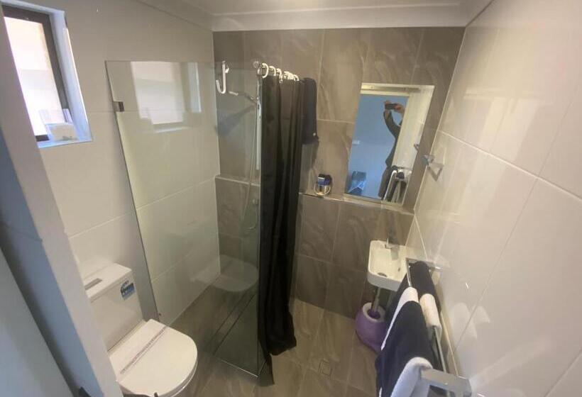 חדר משפחתי, Woongarra Motel