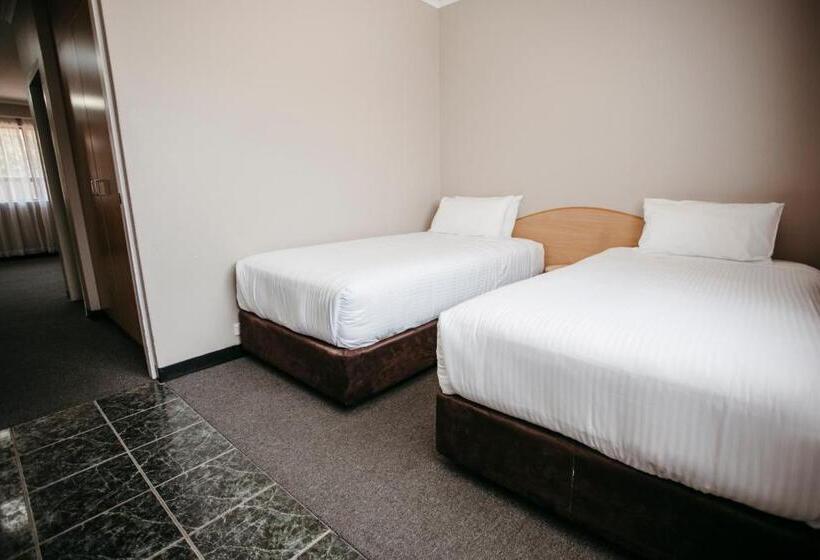 סטודיו משפחתי, Colonial Motel Richmond