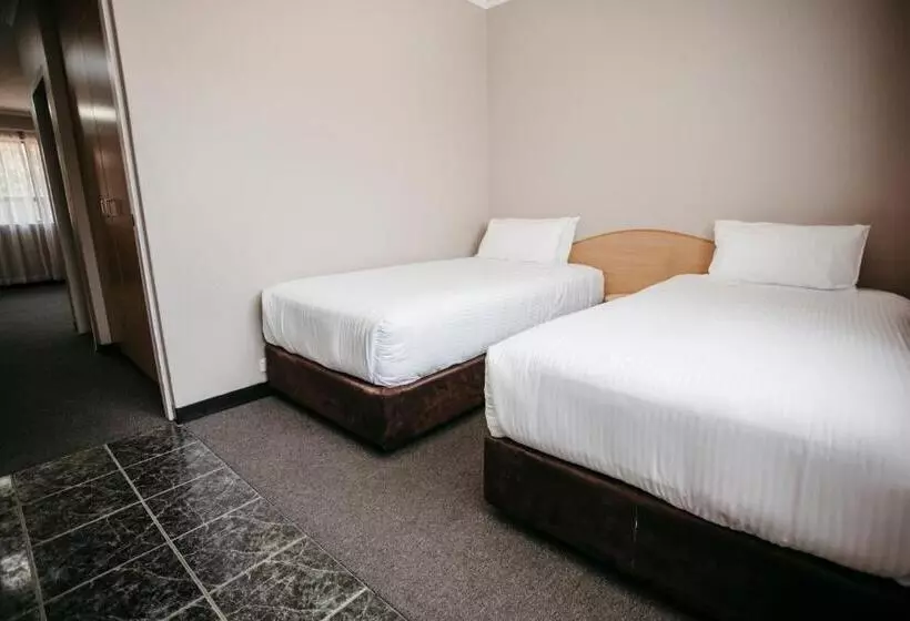 ファミリーステューディオ, Colonial Motel Richmond
