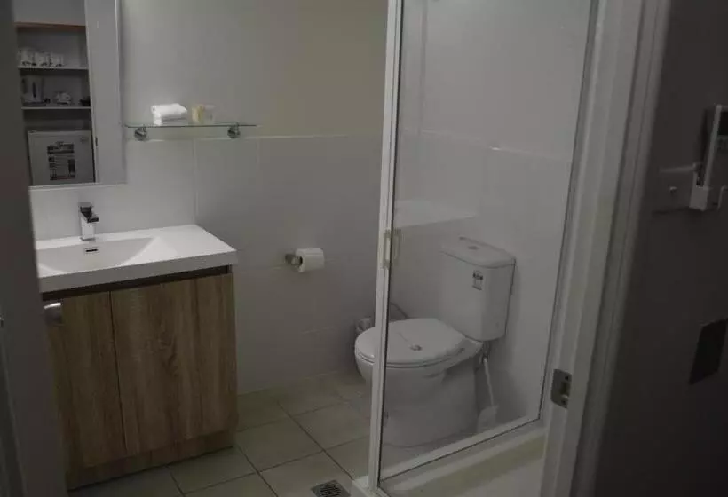 سوییت خانوادگی, Hampton Villa Motel