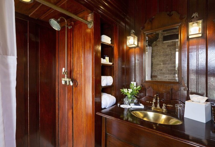 استودیوی استاندارد, Copper And Lumber Store