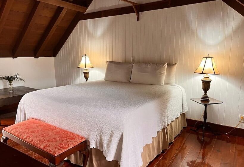 سوییت, Copper And Lumber Store