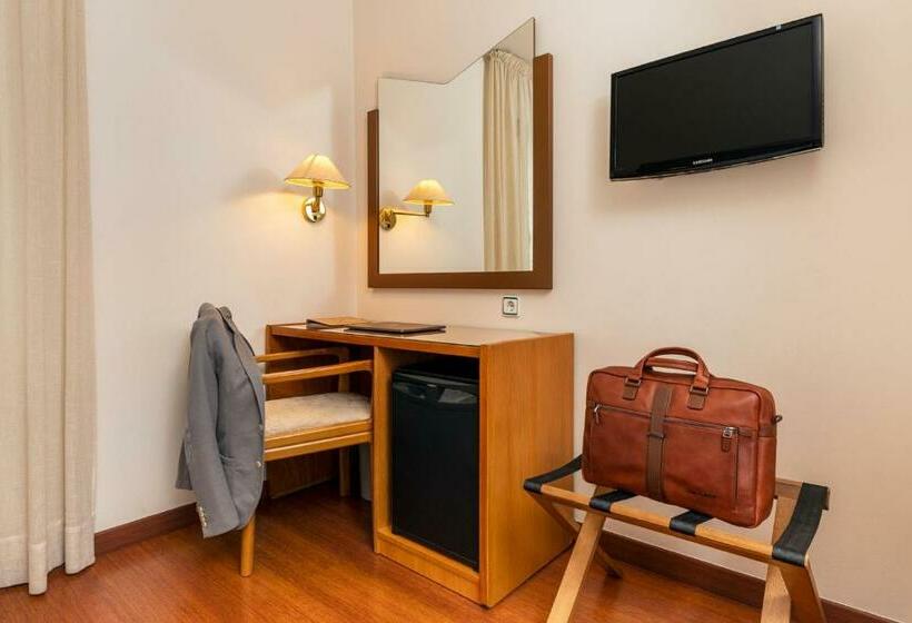 اتاق استاندارد, De L'isard