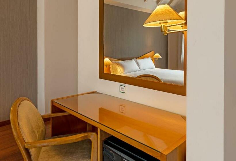 اتاق استاندارد, De L'isard