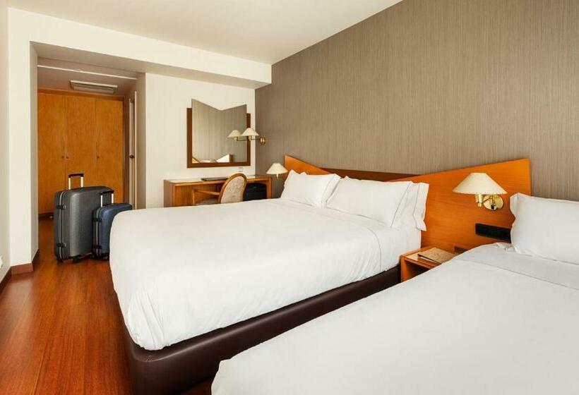 اتاق استاندارد سه نفره, De L'isard