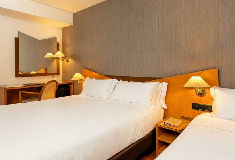 اتاق استاندارد سه نفره, De L'isard