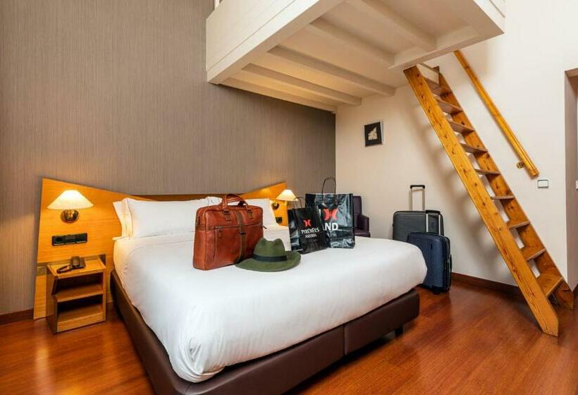 اتاق استاندارد سه نفره, De L'isard