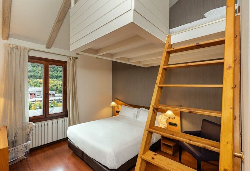 اتاق استاندارد سه نفره, De L'isard