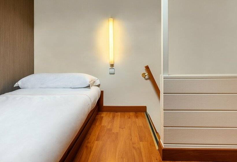 اتاق استاندارد سه نفره, De L'isard