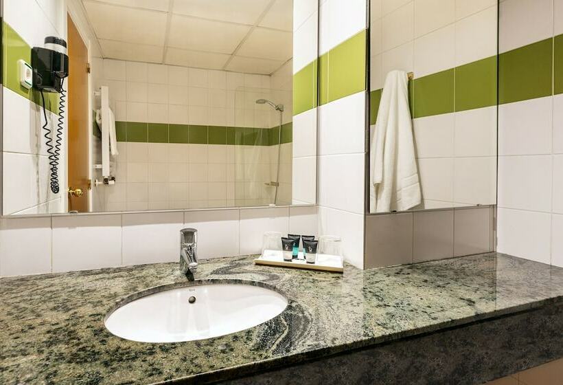 اتاق استاندارد سه نفره, De L'isard