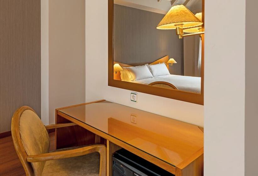 اتاق استاندارد, De L'isard