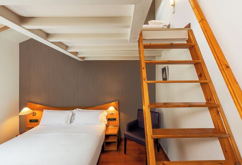 اتاق استاندارد سه نفره, De L'isard