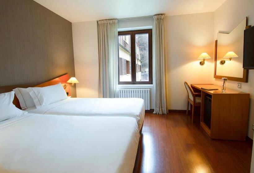 اتاق استاندارد, De L'isard