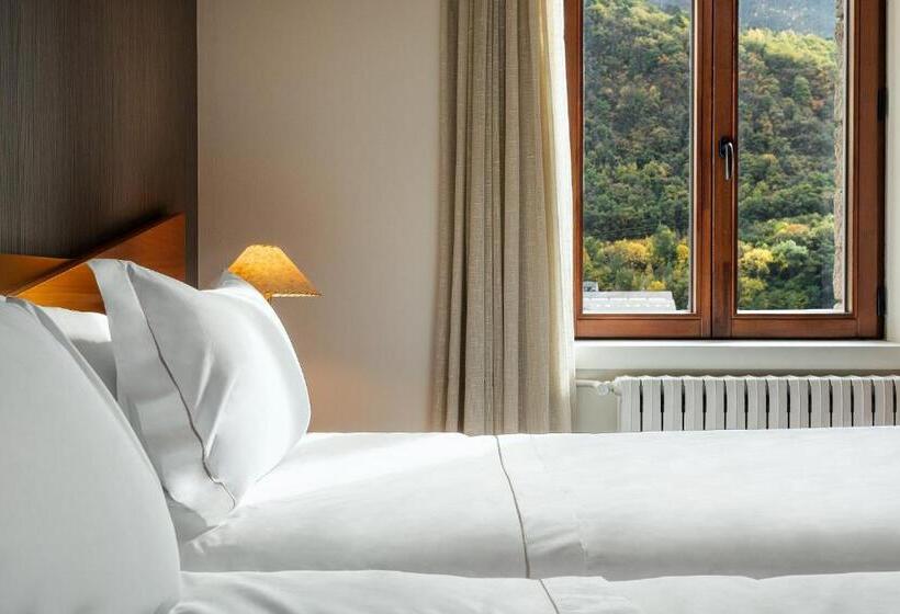 اتاق استاندارد, De L'isard