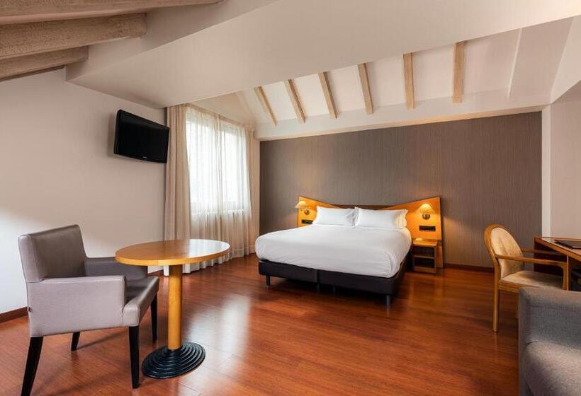 اتاق خانوادگی, De L'isard