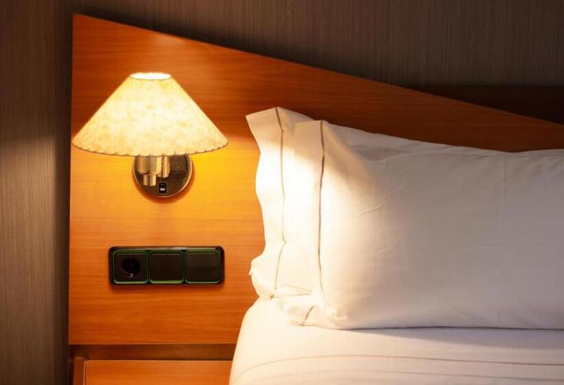 اتاق اکونومی, De L'isard