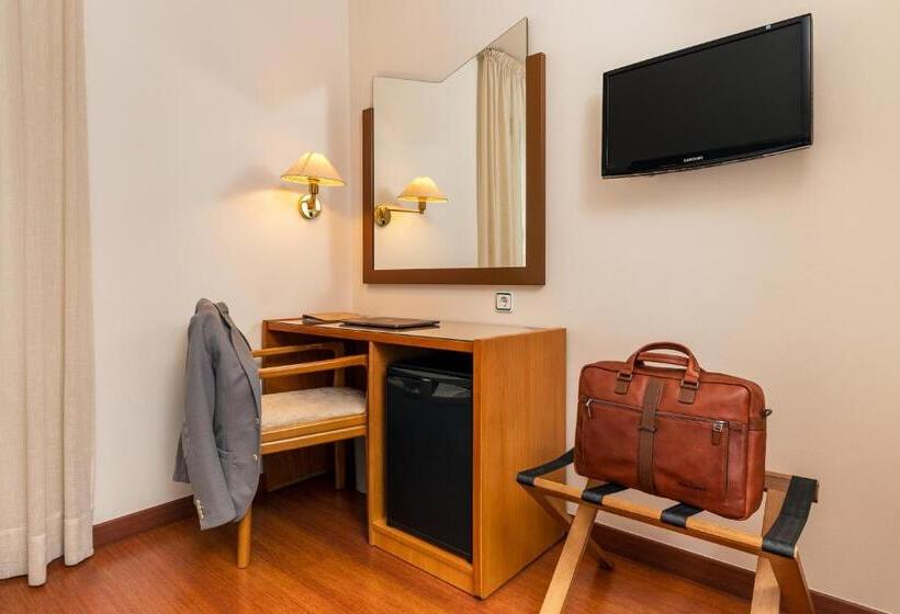 اتاق سوپریور با چشمانداز شهر, De L'isard