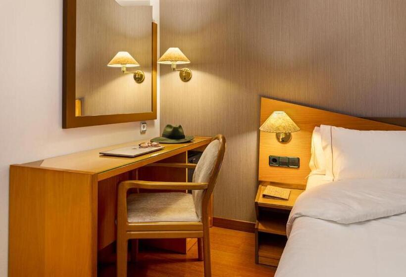 اتاق سوپریور با چشمانداز شهر, De L'isard