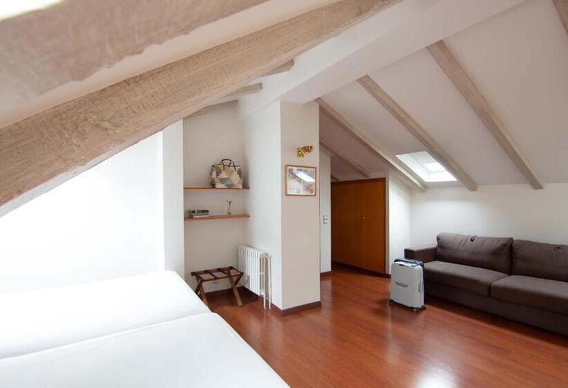 اتاق پرمیوم, De L'isard