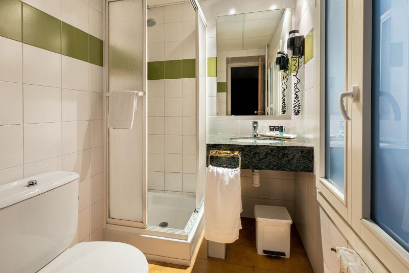 اتاق اکونومی, De L'isard