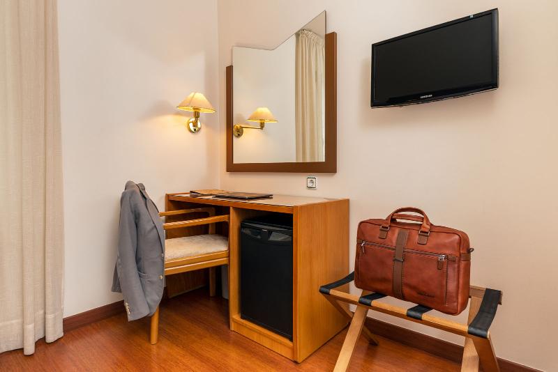 اتاق استاندارد سه نفره, De L'isard