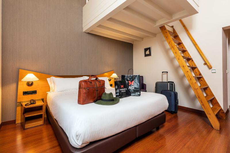 اتاق استاندارد سه نفره, De L'isard